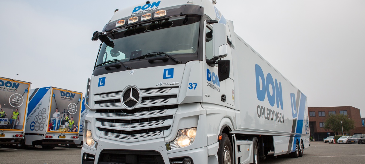 Vrachtwagen met aanhanger (CE)