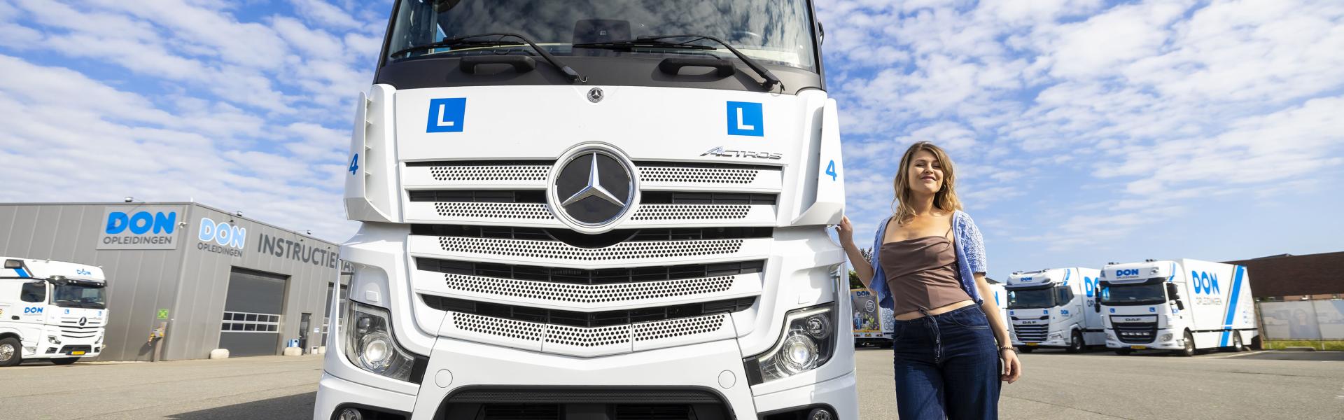 Verslaggever Lisa Vos volgt proefles vrachtwagen