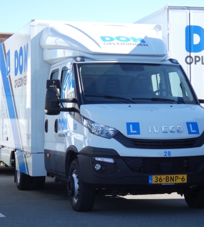 AfbeeldingLichte vrachtwagen met aanhangwagen (C1E)